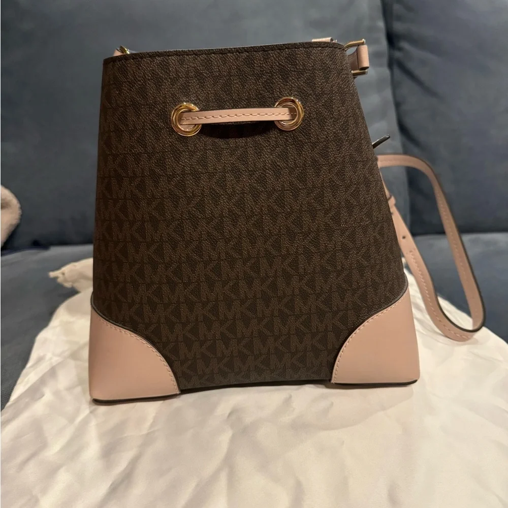 Michael Kors Bucket Bag - Picture 6 of 8